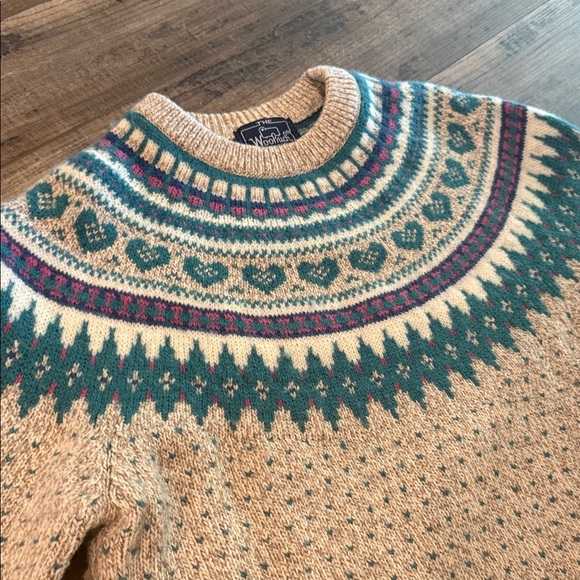 STUNNING Woman’s Woolrich Cream and Teal HearPatterned 85% Wool Crewneck Sweater - Picture 4 of 7